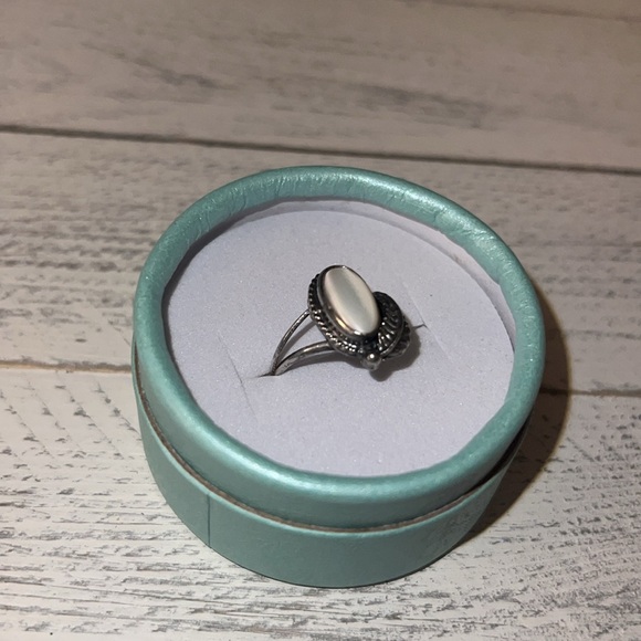 Native Mother of Pearl ring unmarked T17 2.7 grams Size 6 - Picture 6 of 7